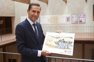Gonzalo Ruiz Eraso con el galardón de la  Asociación de Reporteros Gráficos de Navarra 